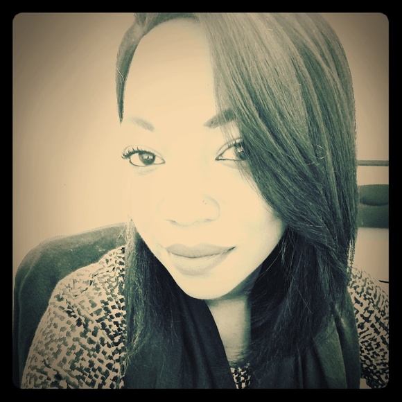 Hi, I'm Stacey! Welcome to my closet! π - Picture 1 of 3